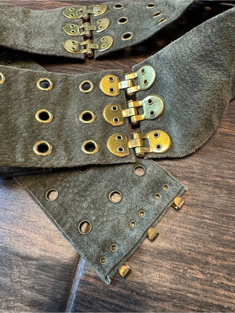 Suzanne Somers Olive Green Suede Wide Waist Belt Gold Hardware Adjustable M/L